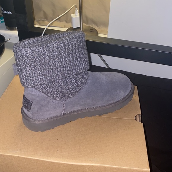 Grey Uggs Size 8 W - Picture 2 of 3